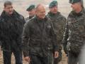 El primer ministro polaco, Donald Tusk, en un ejercicio militar para fortalecer la frontera con Rusia