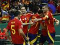 Los jugadores de la selección española celebran tras marcar ante Serbia