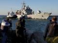 Un buque de la marina italiana arriba a Albania con inmigrantes