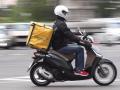 Un repartidor de Glovo conduce una moto durante su jornada laboral (archivo)