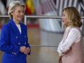 Brussels (Belgium), 16/10/2024.- European Commission President Ursula von der Leyen (L) and Italian Prime Minister Giorgia Meloni speak during the EU-Gulf Cooperation Council (GCC) summit in Brussels, Belgium, 16 October 2024. This is the first summit between the EU leaders and the GCC, aiming to develop a closer partnership. The European Union is the second-largest trade partner for the GCC countries, generating 'K170 billion in trade in 2023, imports of mineral fuels accounted for over 75% of EU imports from GCC countries. Since 2020, fuel imports have more than tripled mainly due to the armed conflict between Russia and Ukraine. (Bélgica, Rusia, Ucrania, Bruselas) EFE/EPA/CHRISTOPHER NEUNDORF