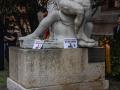 Carteles en el homenaje de los diputados de Vox a las víctimas de la represión republicana
