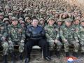 King Jong-Un repasa la unidad de helicópteros de la Fuerza Aérea de Corea del Norte