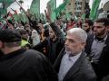 El líder de Hamás en Gaza, Yahya Sinwar, saluda a sus seguidores durante una manifestación de Hamás
