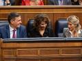 Pedro Sánchez y las vicepresidentas Montero y Díaz bromean en sus escaños
