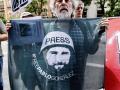 (Foto de ARCHIVO)
Un hombre con un pañuelo con la cara de Pablo González durante una concentración por la liberación del periodista Pablo González, ante el consulado de Polonia en Madrid, a 26 de junio de 2024, en Madrid (España). Distintas asociaciones de periodistas y prensa han convocado hoy una concentración por la liberación de Pablo González, en prisión preventiva en Polonia desde hace 28 meses. El joven fue detenido por las autoridades polacas en la frontera con Ucrania, acusado de ser un espía ruso.

Carlos Luján / Europa Press
26 JUNIO 2024;PRENSA;LIBERTAD;PERIODISTA;PABLO GONZALEZ
26/6/2024