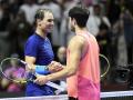 Rafael Nadal y Carlos Alcaraz se saludan al acabar el partido del Six Kings Slam