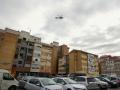 Un helicóptero de la Policía sobrevuela las Tres Mil Viviendas, el barrio más pobre de España, tras el reciente tiroteo