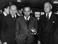El príncipe de Marruecos Moulay Hassan (futuro rey Hassan II) con el coronel Touya (izq.) y André Louis Dubois, ex embajador de Francia en Marruecos