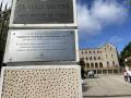 Placa conmemorativa en la entrada de los Salesianos de Mataró