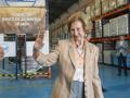 Doña Sofía saluda este martes en el Banco de Alimentos de Jaén