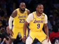 LeBron James junto a su hijo Bronny durante su debut en la NBA contra Minnesota Timberwolves
