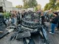 Los servicios de emergencia y seguridad sirios inspeccionan los restos de un automóvil que explotó en Damasco el 21 de octubre de 2024.