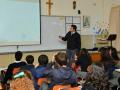 Varios alumnos asisten a una clase de Religión
