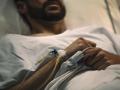 Hombre enfermo en un hospital