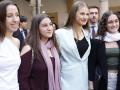 La Princesa se fotografía con unas jóvenes tras recibir la Medalla de Asturias
