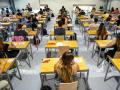 Varios estudiantes en el primer día de las pruebas de Selectividad en Baleares