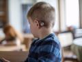 Hasta hoy, la solución pasaba por un implante coclear o audífonos para paliar la sordera infantil