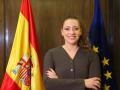 Ester Muñoz posa con las banderas de España y la europea de fondo en el Congreso