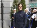 Nuestra fabulosa olímpica de Badmington, con un fachón de campeonato, ha elegido un precioso vestido recto con escote al cuello y manga larga en azul marino. Con pedrería discreta y un corte impecable, ha sido la mejor vestida del evento.