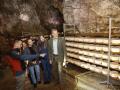 La Princesa, con los Reyes y la Infanta, en una cueva en la que madura es queso de Cabrales