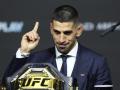 Ilia Topuria posa con el título de campeón de la UFC