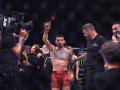 Ilia Topuria celebra tras vencer a Max Holloway (Blue) durante su combate de peso pluma en UFC 308 en Abu Dhabi, Emiratos Árabes Unidos, 26 de octubre de 2024