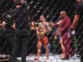 Ilia Topuria celebra el título de campeón de peso ligero ante Max Holloway
