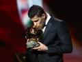 El centrocampista español del Manchester City, Rodri, recibe el premio Balón de Oro