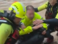 Instante del rescate de un conductor atrapado en su camión en Alcira (Valencia)