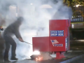 Los bomberos apagan el fuego que devoraba los votos emitidos anticipadamente en una urna de una calle de Vancouver estado de Washington