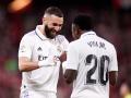Karim Benzema celebra con Vinicius Junior un gol ante el Athletic de Bilbao en San Mamés