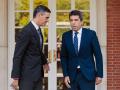 El presidente del Gobierno, Pedro Sánchez (i), durante su reunión con el presidente de la Comunidad Valenciana, Carlos Mazón