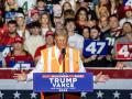 El expresidente estadounidense y candidato presidencial republicano Donald Trump habla en un mitin de campaña en el Resch Center en Green Bay, Wisconsin