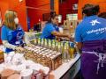 Voluntarias del Banco de Alimentos de Valencia reuniendo las aportaciones recogidas en Mestalla