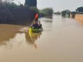 Un agente de la Guardia Civil rescata en canoa a una vecina