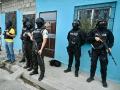 Miembros de la policía ecuatoriana hacen guardia durante una operación de seguridad conjunta con las fuerzas armadas en Durán, Ecuador