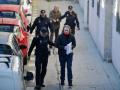 Sito Miñanco -con papeles en la mano- coincide con el Miguel Rosendo, líder de la secta de los "Miguelianos" -esposado en la imagen-, en su entrada a la Audiencia Provincial de Pontevedra para la celebración de sus respectivos juicios.

Jesús Fernández/ Europa Press
29/10/2018