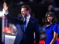 El candidato a vicepresidente y senador de Ohio, JD Vance, junto a su esposa, Usha Vance, en Wisconsin