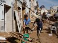 Vecinos de Chiva limpian sus hogares tras la DANA