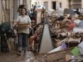 Una joven lleva comida a los afectados por la DANA, en Aldaya, Valencia, este jueves