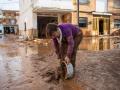 Varias personas colaboran en las labores de limpieza en Utiel.