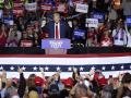 Trump durante un mitin en Milwaukee