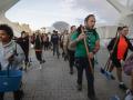 Cola de voluntarios, en Valencia, para ayudar en las tareas de reconstrucción por la DANA