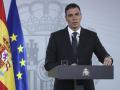 El presidente del Gobierno español, Pedro Sánchez, durante la declaración institucional desde el Palacio de la Moncloa, este sábado