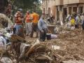 Varias personas limpian los estragos ocasionados por la DANA en Paiporta, Valencia