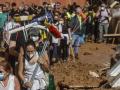 Decenas de voluntarios, en Alfafar, Valencia, tras el paso de la DANA