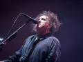 Robert Smith, cantante y líder de The Cure durante un concierto