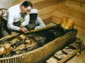 Howard Carter examinando el tercer ataúd de Tutankamón, el de oro macizo