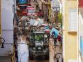 La gente trabaja para limpiar el barro y los escombros de una calle en Aldaia, en la región de Valencia